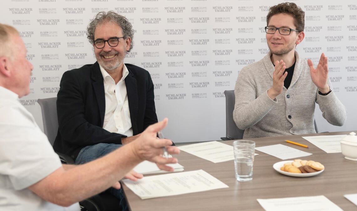 Chorleiter Benjamin Hartmann (v.re.) und Vorstand Eberhard Maier vom Maulbronner Kammerchor beim Redaktionsgespräch mit Dr. Dietmar Bastian. Foto: Fotomoment