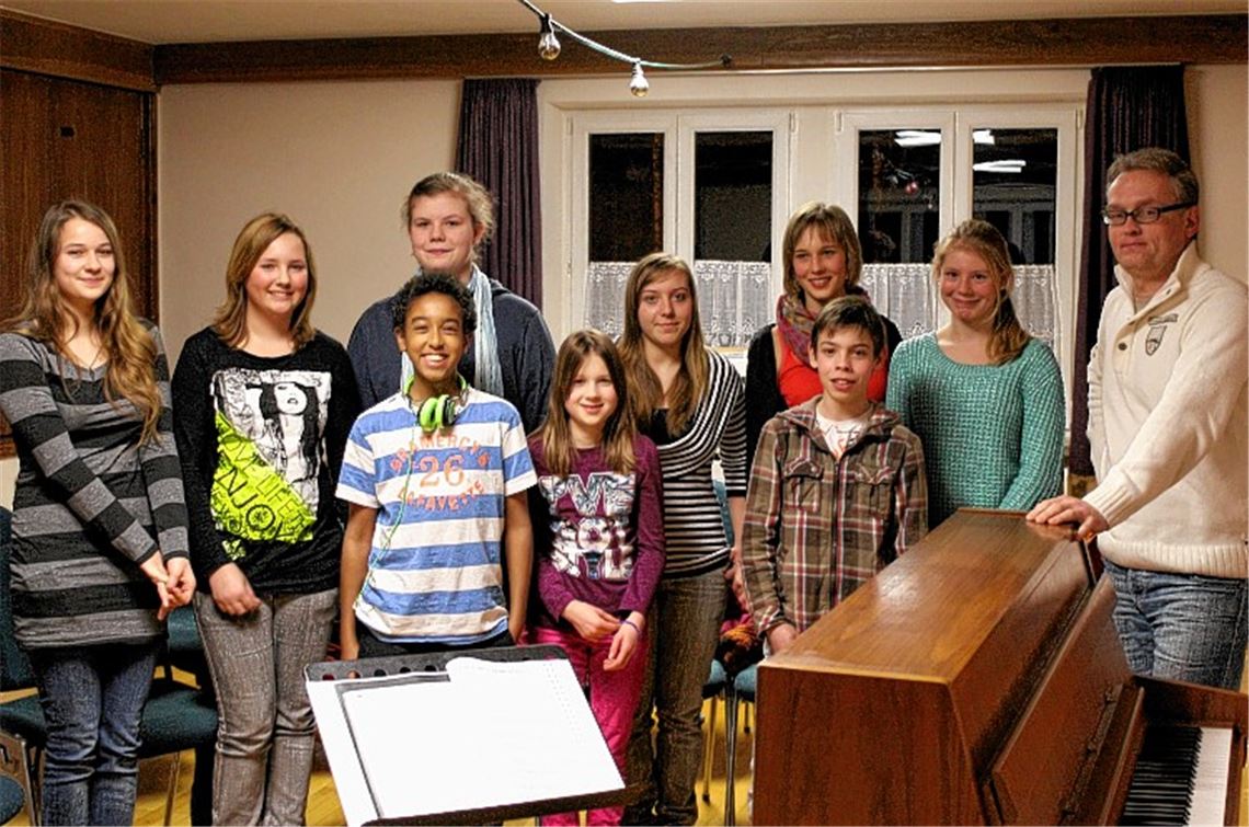 Chorleiter Ralf Schwarzien (re.) mit den jugendlichen Chorteilnehmern. 
