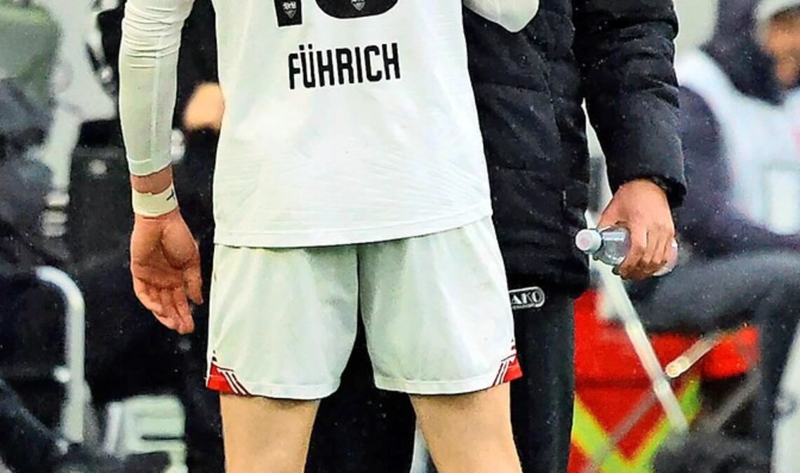 Chris Führich und Chefcoach Sebastian Hoeneß haben Gesprächsbedarf.