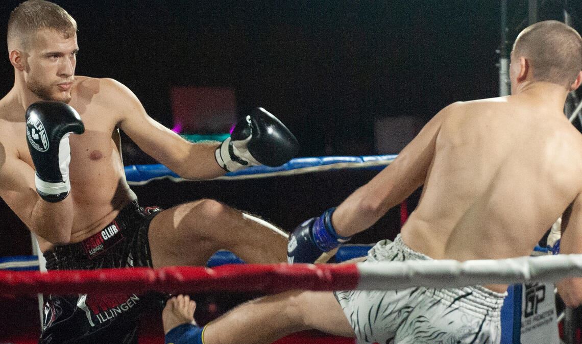 Chris Hausmanns Traum erfüllt sich nicht. Er verliert gegen Manuel Aman (re.) nach fünf Runden. Bald will der Vaihinger aber einen neuen Anlauf starten. Fotos: Fotomoment