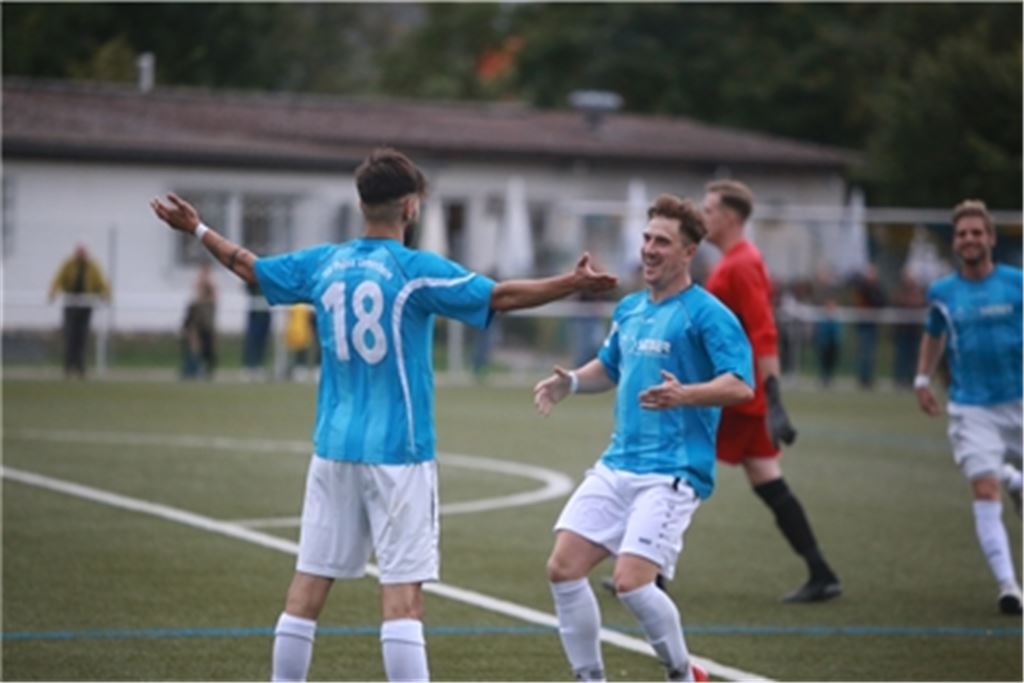 Chris Keller (Nummer 18) und Joschka Heugel freuen sich am siebten Spieltag über Tore gegen den damaligen Bezirksliga-Spitzenreiter TV Aldingen. Archivfoto: Huber