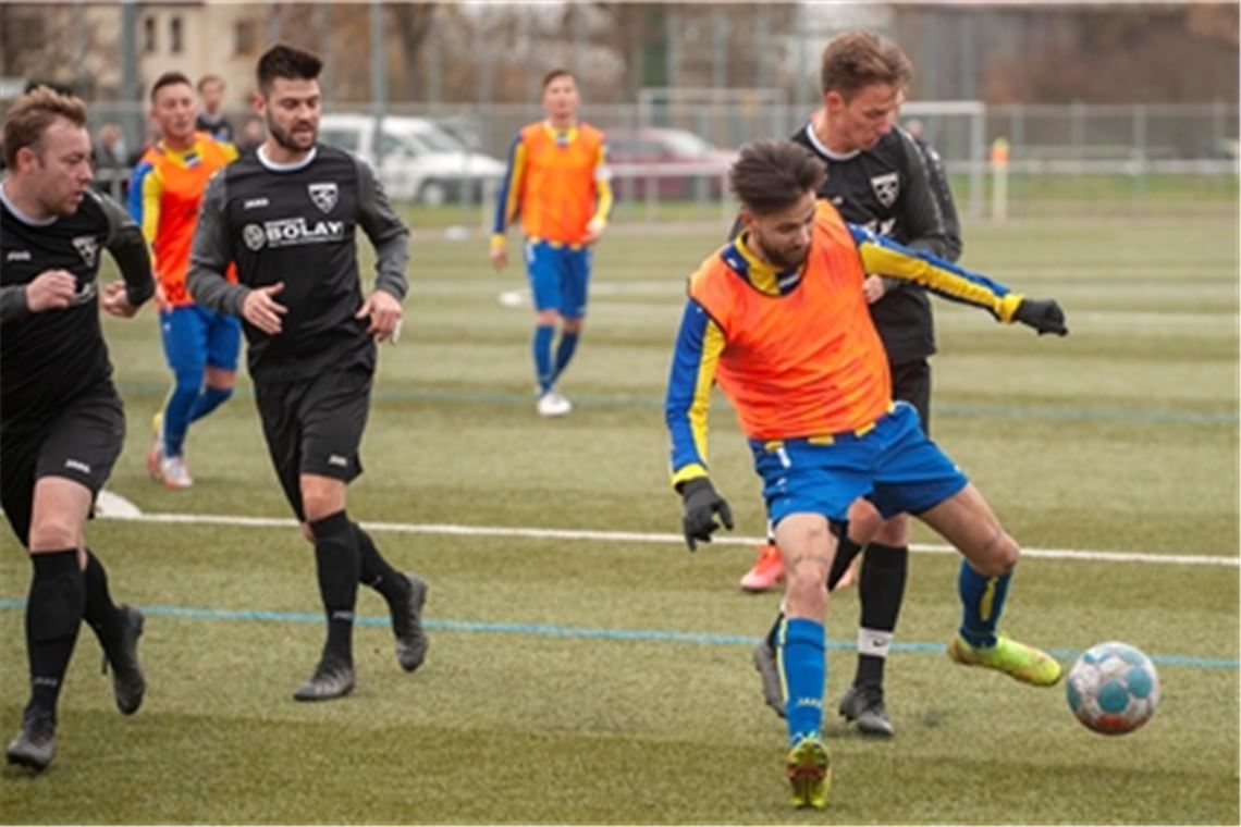 Chris Keller behauptet den Ball gegen die Rutesheimer. Foto: vh