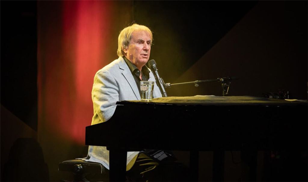 Chris de Burgh wechselte bei seinem Solokonzert zum 50-jährigen Bühnenjubiläum zwischen Klavier und Gitarre.