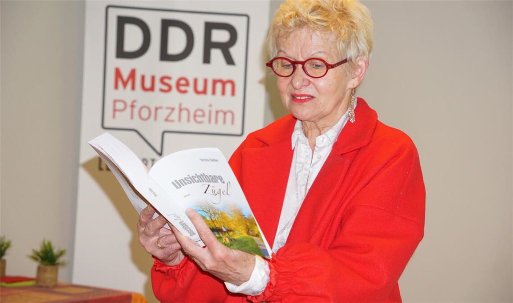 Christa Gießler beschreibt in ihrem – teils autobiografischen – Roman „Unsichtbare Zügel“ ein Leben zwischen Ost- und Westdeutschland. Foto: Bastian