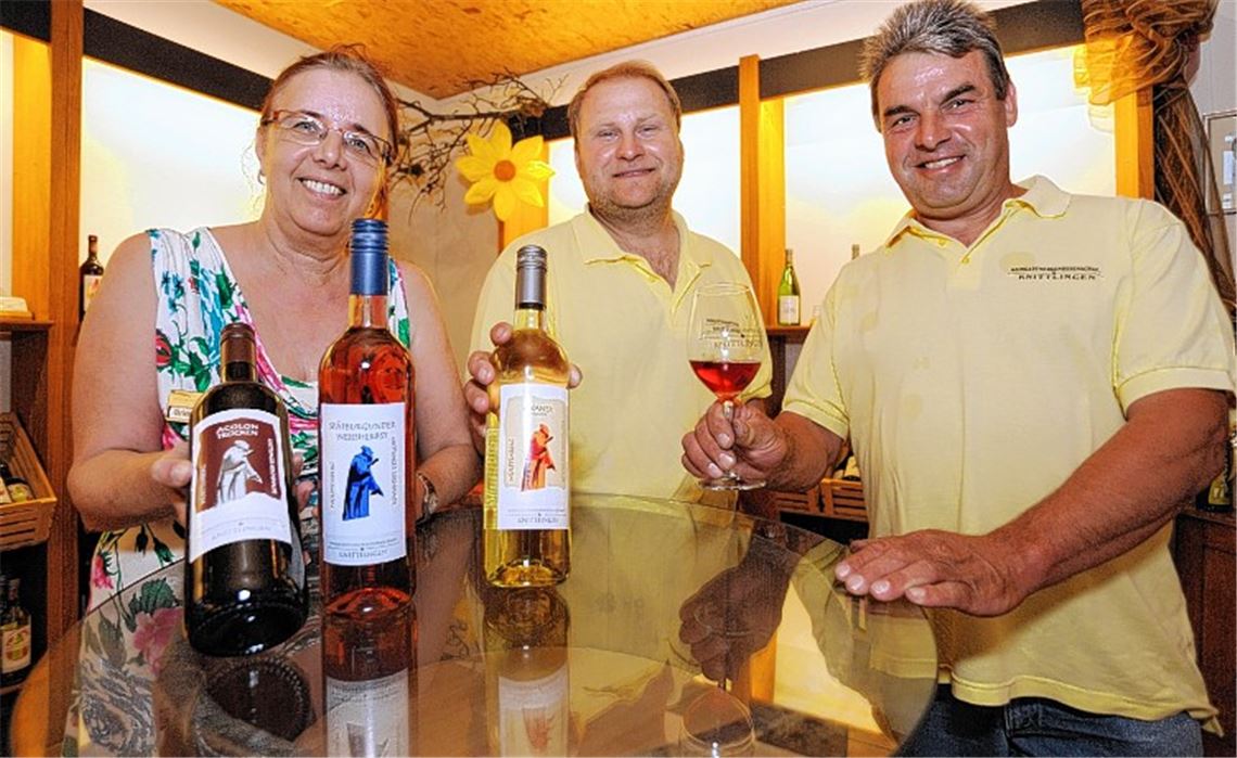 Christa Scheid, Vorsitzender Markus Scholl und Dieter Vincon (Aufsichtsratsvorsitzender der WG, v.li.) stellen drei Weine vor.