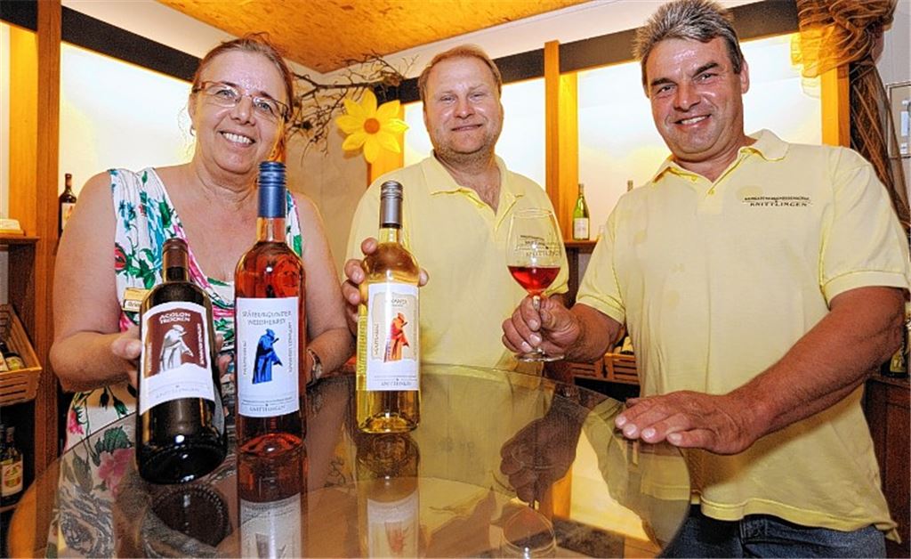 Christa Scheid, Vorsitzender Markus Scholl und Dieter Vincon (Aufsichtsratsvorsitzender der WG, v.li.) stellen drei Weine vor.
