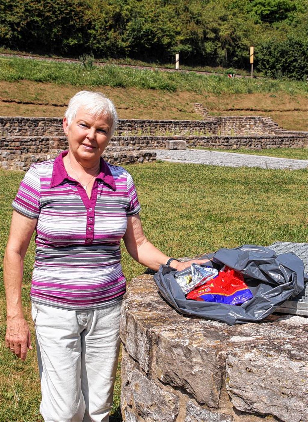 Christa Walter sammelt an der Villa Rustica jede Woche eine Menge Müll ein. 