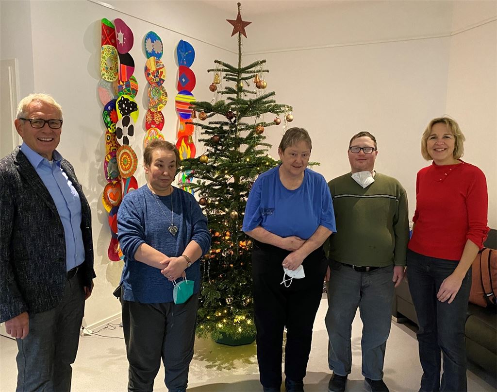 Christbaum-Spende für die Lebenshilfe: Links Rotary-Gründungspräsident Ulrich Münchinger, rechts Lebenshilfe-Geschäftsführerin Sandra Sailer. Foto: privat