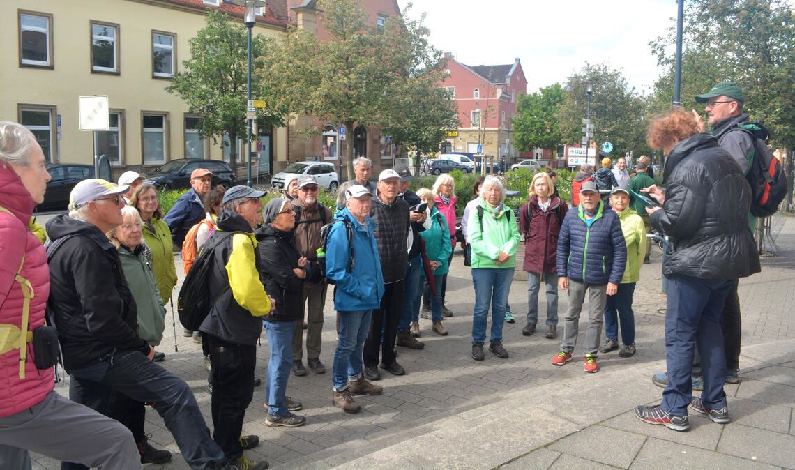 Christel Krumm und Ulrich Gommel (re.) begrüßen die Wanderer in Mühlacker. Die mehrstündigen Touren starten am Bahnhof. Foto: Stahlfeld