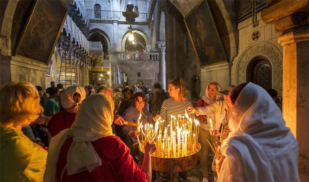Christen beten in der Grabeskirche: Die   Kirche vom heiligen Grab in der Altstadt Jerusalems   soll an der überlieferten Stelle der Kreuzigung und des Grabes Jesu stehen. Die Kirche zählt zu den größten Heiligtümern des Christentums und ist heute eine Simultankirche verschiedener Konfessionen.