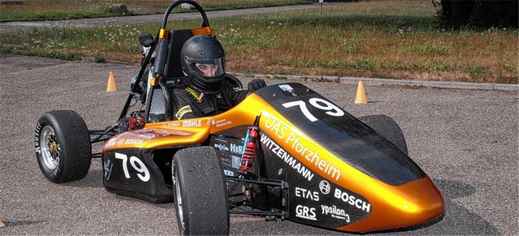 Christian Bader testet das von Studenten gebaute Rennauto und trainiert für den Wettbewerb „Formula Student“. Fotos: Sadler