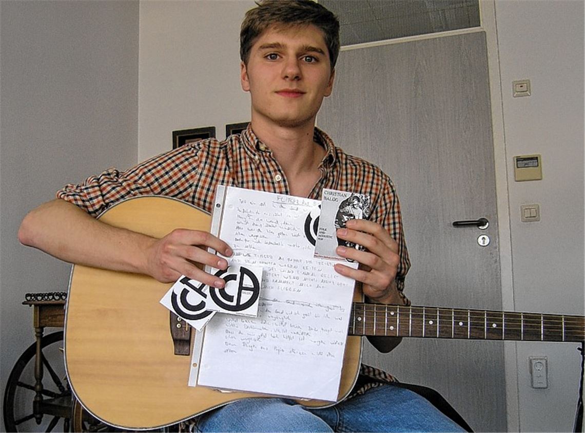 Christian Balog aus Lienzingen, hier beim Besuch in der Redaktion des Mühlacker Tagblatt, setzt nicht nur beim Musizieren auf Eigeninitiative. Auch ein Logo hat er selbst kreiert.