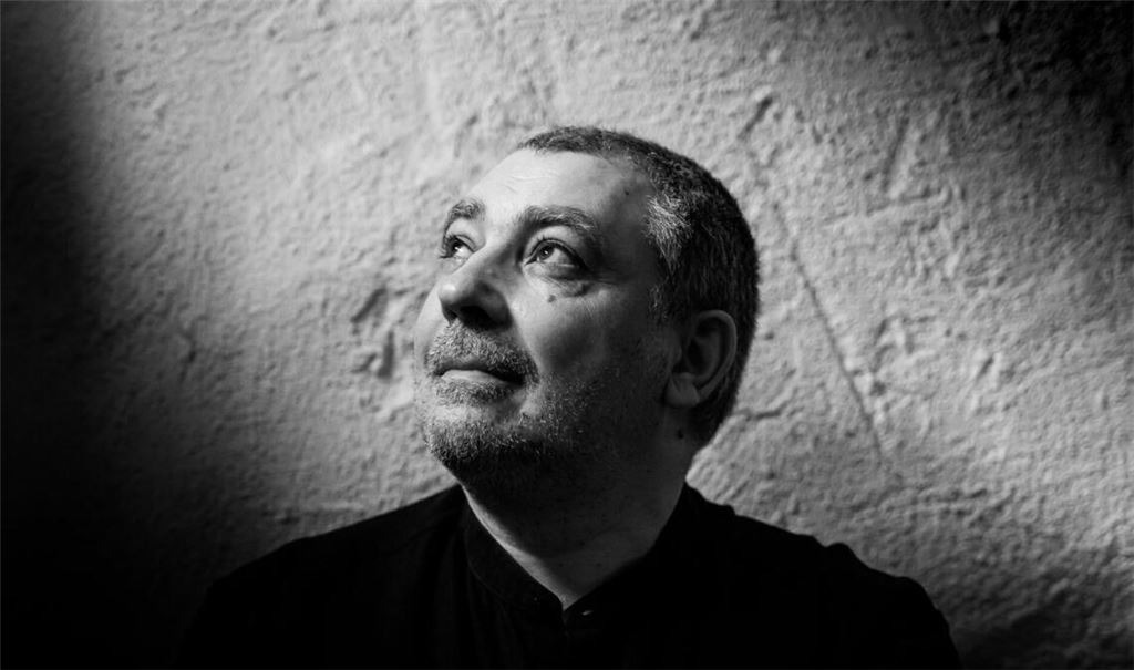 Christian Bau ist einer der besten Köche. Was soll da noch kommen? Gerade im Moment seines größten Triumphs wird ihm klar, dass er so nicht weitermachen kann.