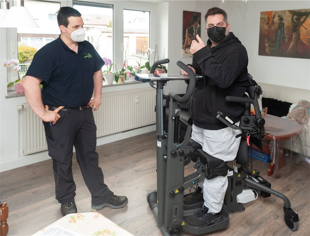 Christian Holtz (li.), Mitarbeiter der Firma Grothe, macht Rosario Pesco mit seiner neuen Stehhilfe vertraut. Foto: Fotomoment