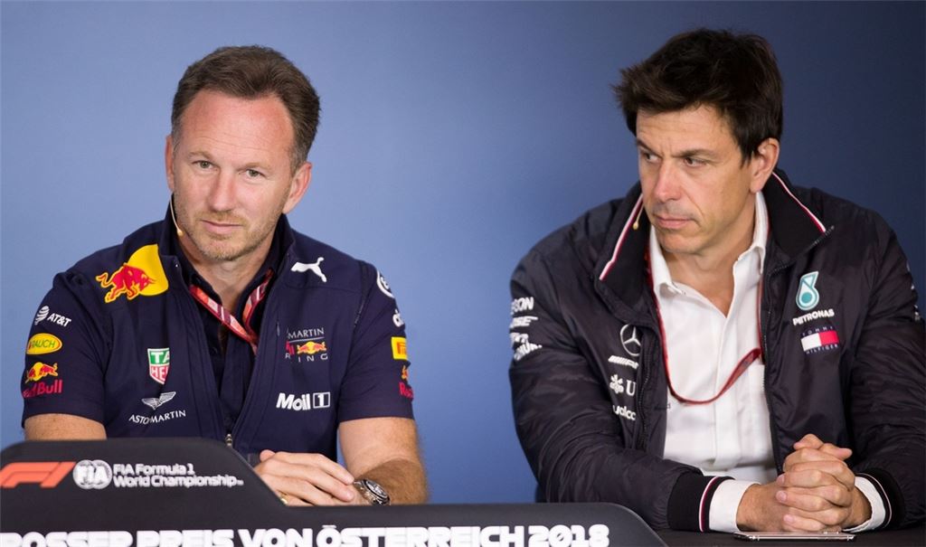 Christian Horner (l), Red Bull Racing Teamchef, und Toto Wolff, Mercedes-Motorsportchef, nehmen an einer Pressekonferenz teil.