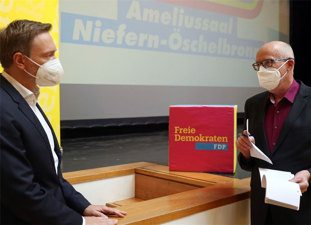 Christian Lindner (li.) im Gespräch mit MT-Redakteur Frank Goertz. Foto: Hansen