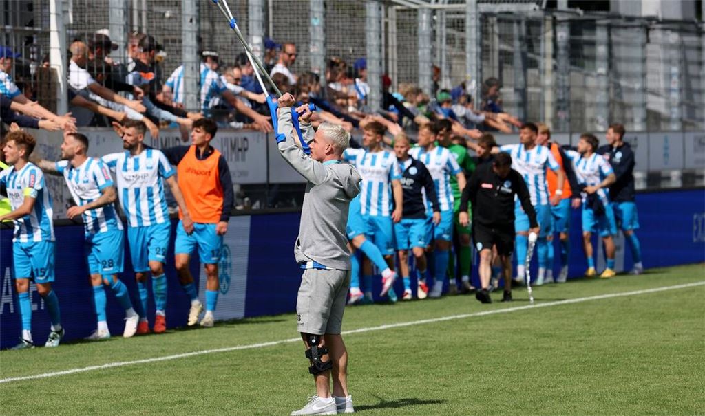 Christian Mauersberger vor dem B-Block – die Fans feierten den   zum Spieler der Saison gewählten Offensivmann.