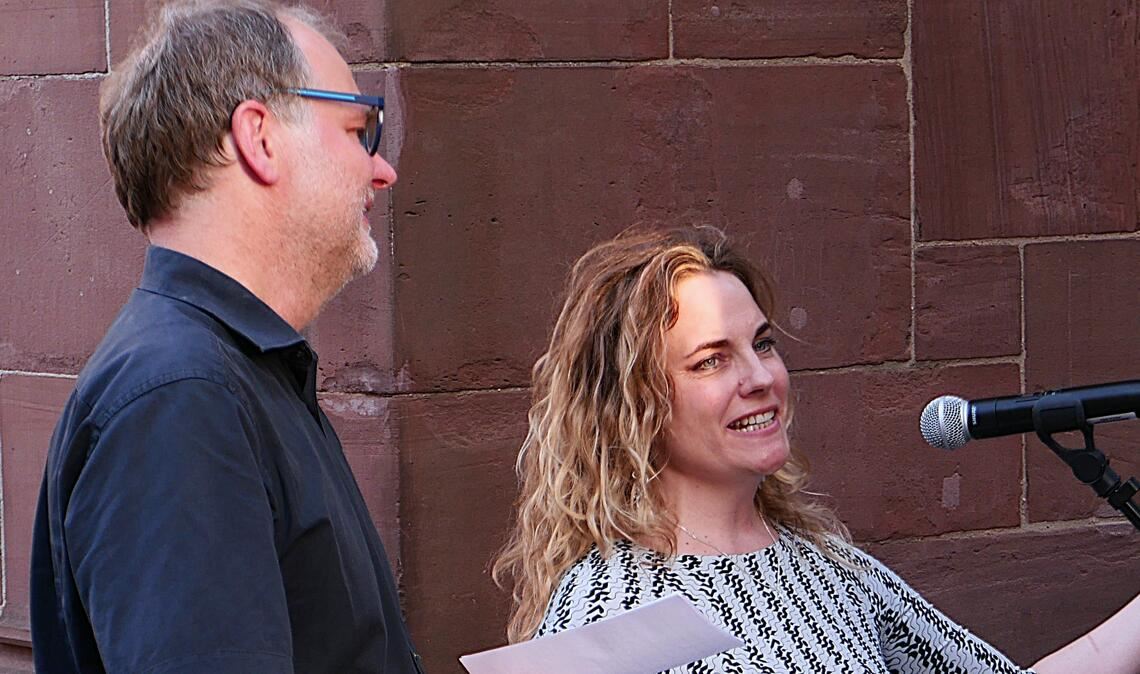 Christian Neddens und Denise Roth führen ein amüsantes Streitgespräch. Foto: Weber