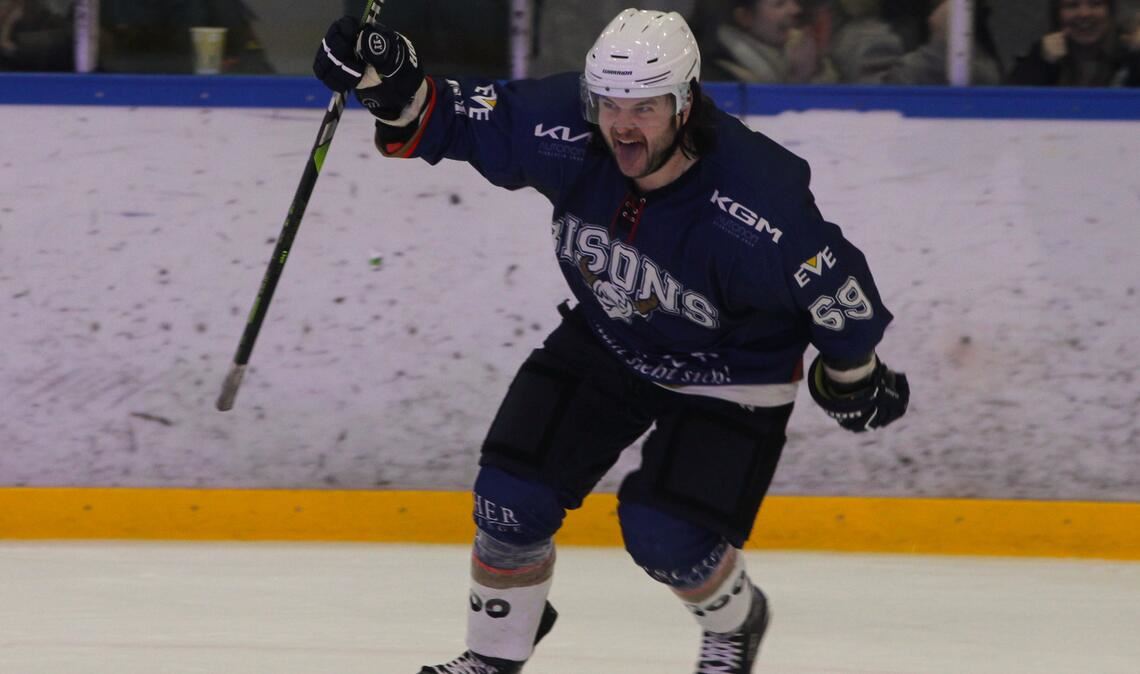 Christian Pister jubelt nach seinem entscheidenden Penalty. Foto: Jürgen Keller