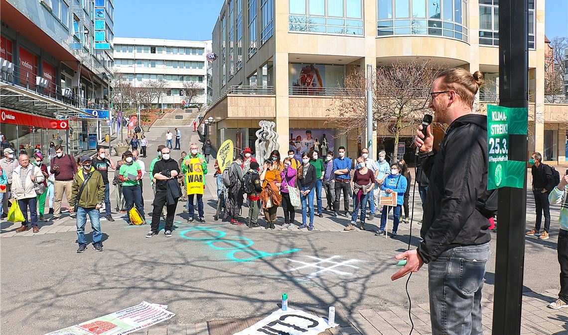 „Krieg und Klimakrise bedrohen Existenz“ Christian Schmidt von der Pforzheimer Lokalgruppe der Initiative „Seebrücke“ spricht am Freitag am Pforzheimer Marktplatz. Foto: Wewoda