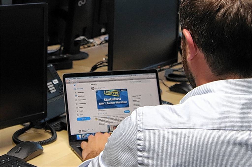 Christian Schulze, Mitarbeiter im Polizeipräsidium Pforzheim, beim Twittermarathon. Polizei