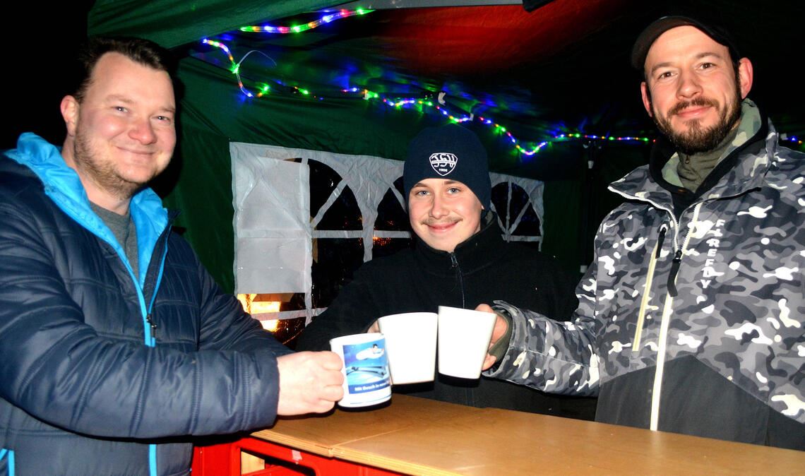 Christian Schwab (v.l.), Finn Gommel und Pascal Puddu freuen sich über eine gelungene Premiere.