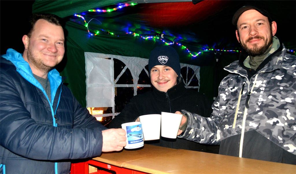 Christian Schwab (v.l.), Finn Gommel und Pascal Puddu freuen sich über eine gelungene Premiere.