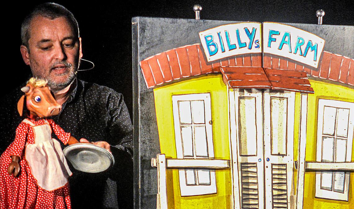 Kindertheater in Mühlacker macht Mut Christian Schweiger erzählt seinem jungen Publikum eine Mutmachergeschichte. Foto: Stahlfeld
