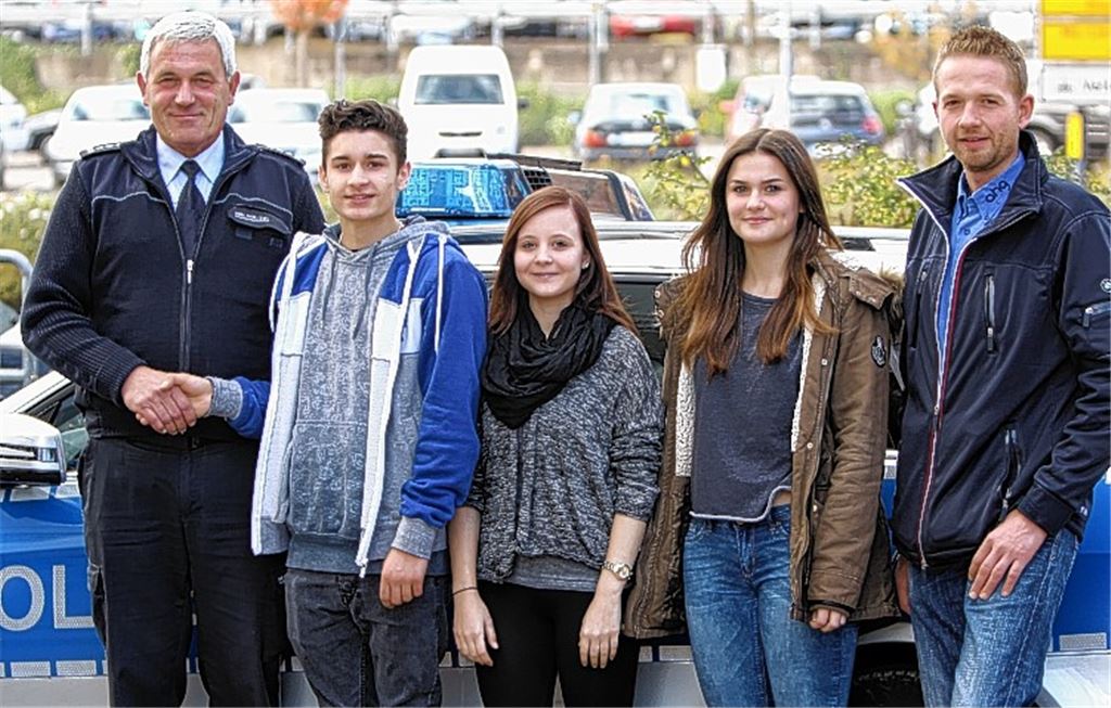 Christian Weidelener (v.re.), Carmelina Bischoff, Helena Höhle und Pascal Zimehl werden vom stellvertretenden Leiter des Mühlacker Polizeireviers Siegfried Albrecht geehrt. 