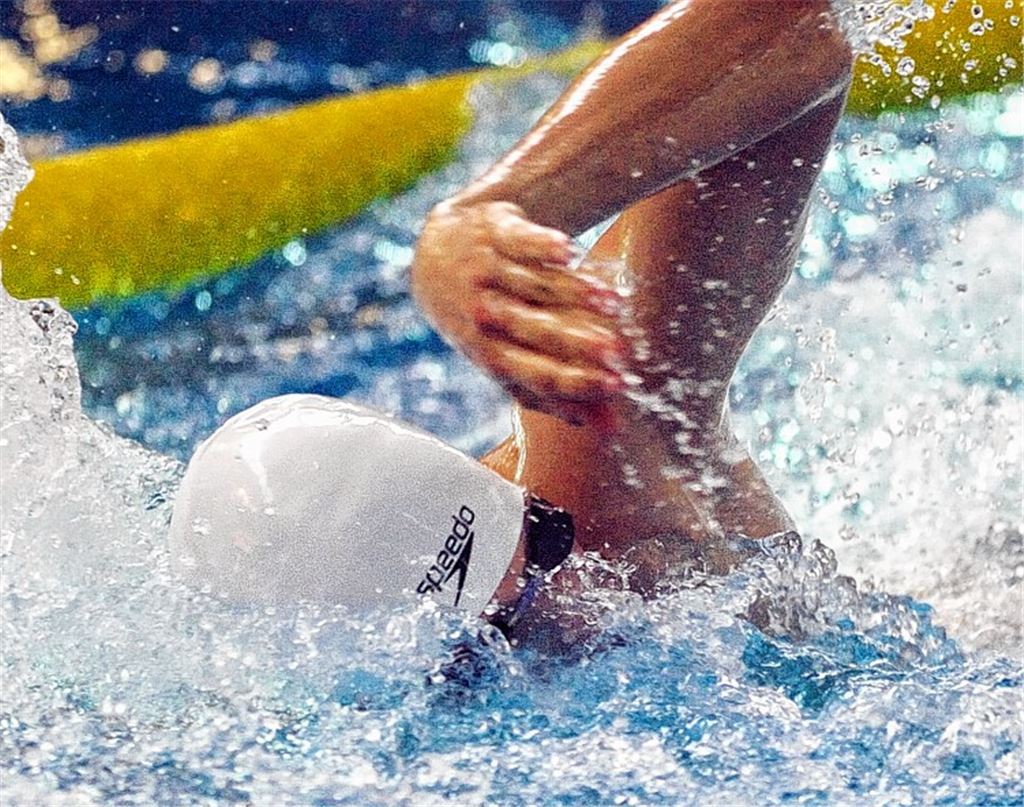 Christian Wenzel von den Wasserfreunden beim Freistil. Über 100 Meter Brust sichert er sich beim Wettkampf im Mühlacker Hallenbad Platz zwei. 