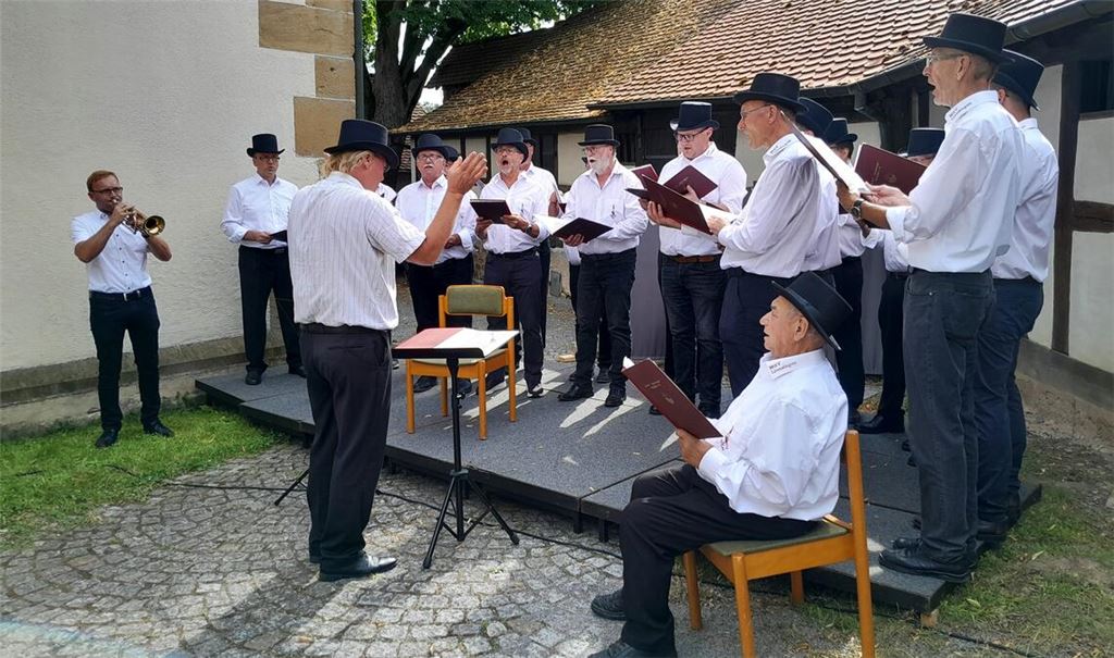 Christian Werner an der Trompete begleitet den Chor beim Silcher-Vortrag „Morgen muss ich fort von hier“. Foto: Filitz