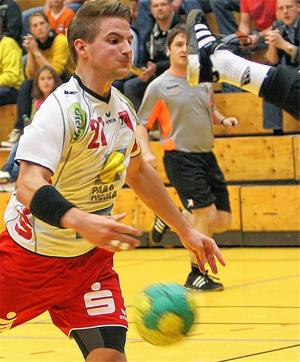 Christian Zluhan, hier noch für die TGS Pforzheim im Angriff, steckt heute Abend im Trikot des Gegners H2Ku Herrenberg.
