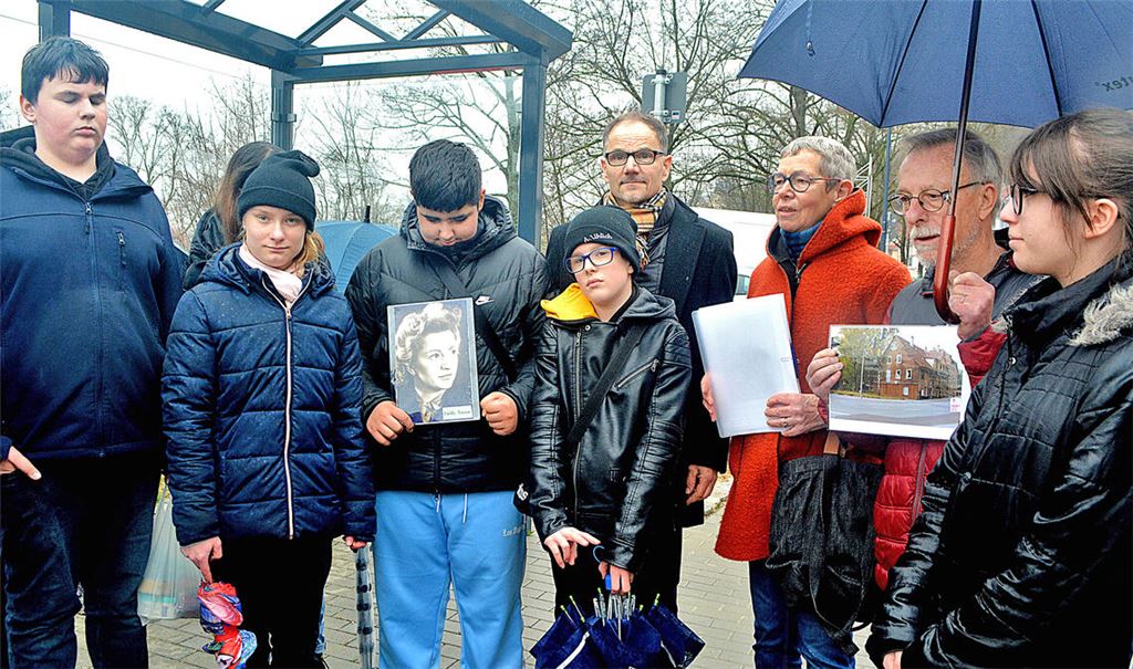 Christiane Bastian-Engelbert (roter Mantel) gibt dem Gräuel des Nationalsozialismus ein Gesicht, indem sie den Schülerinnen und Schülern von den Opfern erzählt. Fotos: Stahlfeld