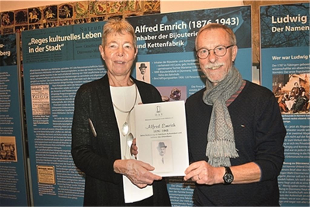 Christiane Bastian-Engelbert und Johannes Bastian präsentieren das druckfrische Heft über das Leben und Wirken von Alfred Emrich und seiner Familie. Fotos: Stahlfeld