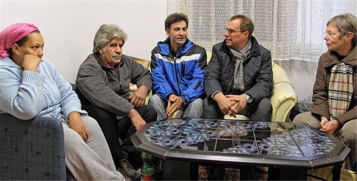 Christiane Bastian Engelbert und Oberbürgermeister Frank Schneider wollen mit Unterstützung eines Dolmetschers wissen, wie die Flüchtlinge aus Syrien in Dürrmenz zurechtkommen. Foto: Goertz