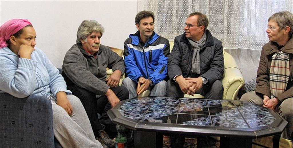 Christiane Bastian Engelbert und Oberbürgermeister Frank Schneider wollen mit Unterstützung eines Dolmetschers wissen, wie die Flüchtlinge aus Syrien in Dürrmenz zurechtkommen. Foto: Goertz