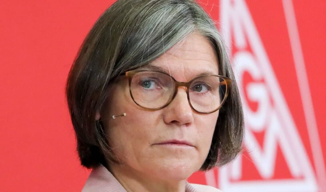 Christiane Benner, erste Vorsitzende der IG Metall, will die Tarifverhandlungen differenziert angehen: Denn nicht die ganze Metall- und Elektroindustrie steckt in einer Krise. Positive wirtschaftliche Entwicklungen gebe es etwa in Betrieben der Luft- und Raumfahrt, Rüstung, Schiffsbau oder Energie.