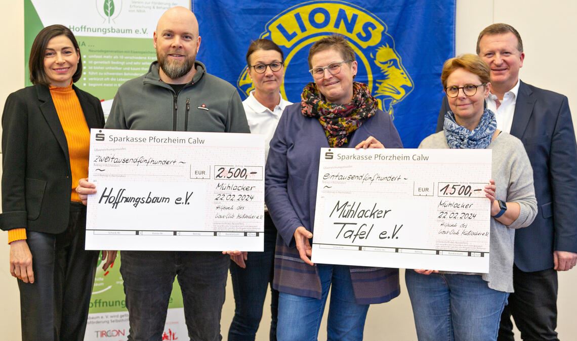 Christiane Sämann (v.li.) , Präsidentin des Lions Clubs Mühlacker, Tiemo Durm, ehrenamtliches Vorstandsmitglied bei Hoffnungsbaum e.V., Manja Schüle, Lions Club, Irmgard Muthsam-Polimeni, Vorsitzende der Mühlacker Tafel, Claudia Kaufmann, stellvertretende Vorsitzende der Mühlacker Tafel, und Gerd Owczarek, Schatzmeister Lions Club. Foto: privat