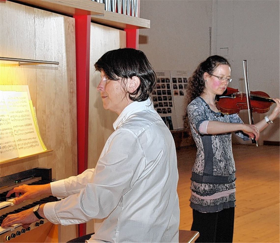 Christiane Sauter-Pflomm (Orgel) und Carolin Becker (Violine) eröffnen Orgelsommer. Foto: Appich