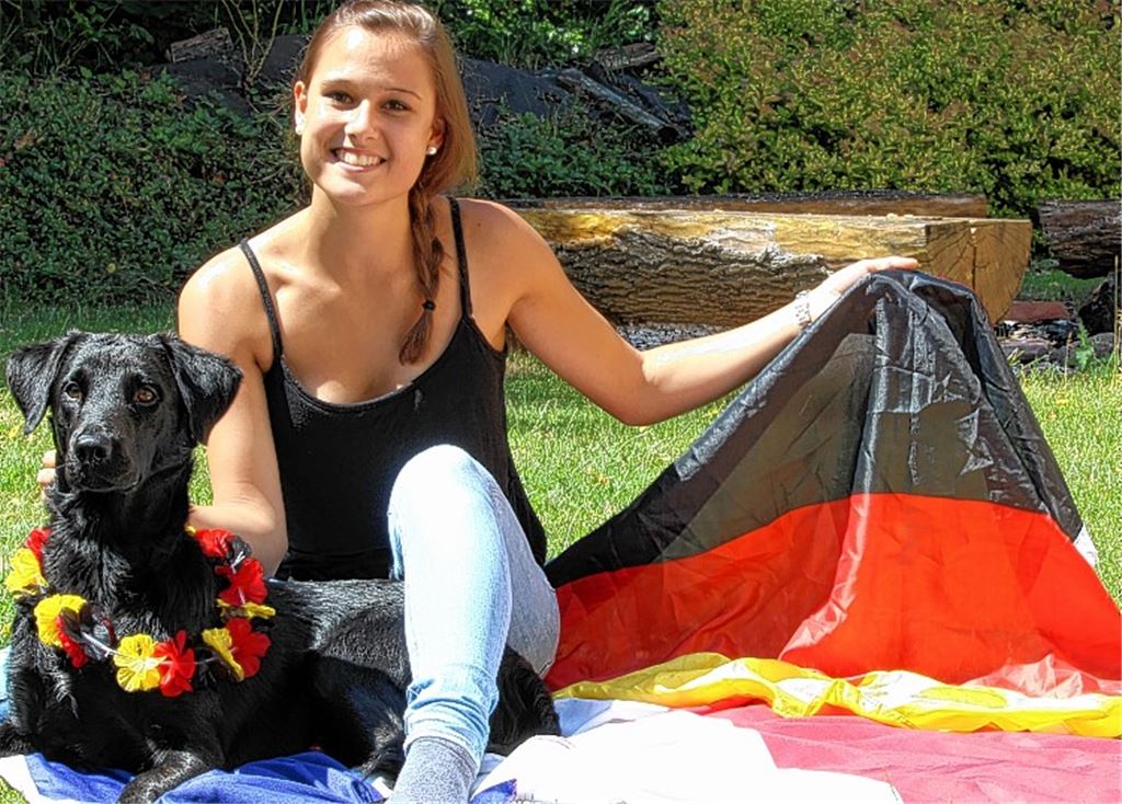 Christin Braun ist glücklich, egal wer heute gewinnt. Labrador-Mischling Bobby hingegen signalisiert klar die Farben Schwarz-Rot-Gold.