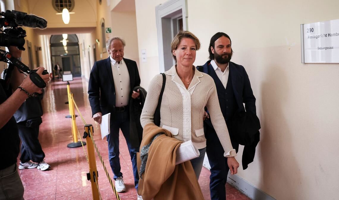 Christina Block auf dem Weg in den Gerichtssaal, rechts ihr Anwalt Ingo Bott, links Gerhard Delling.