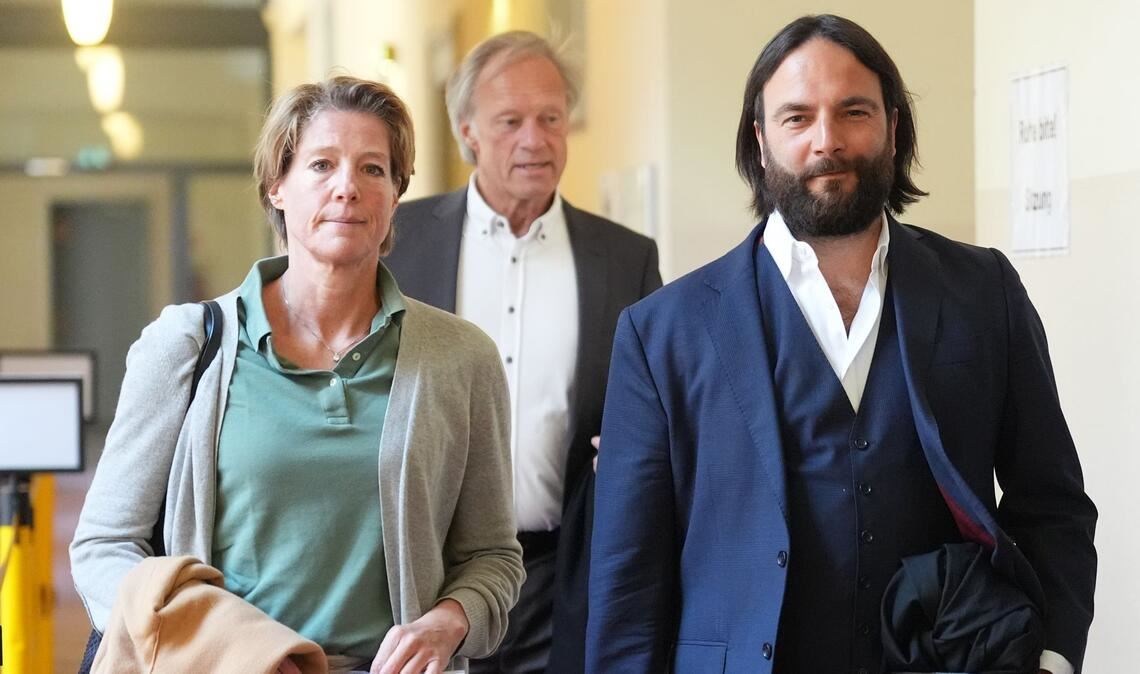 Christina Block (l) auf dem Weg in den Gerichtssaal.