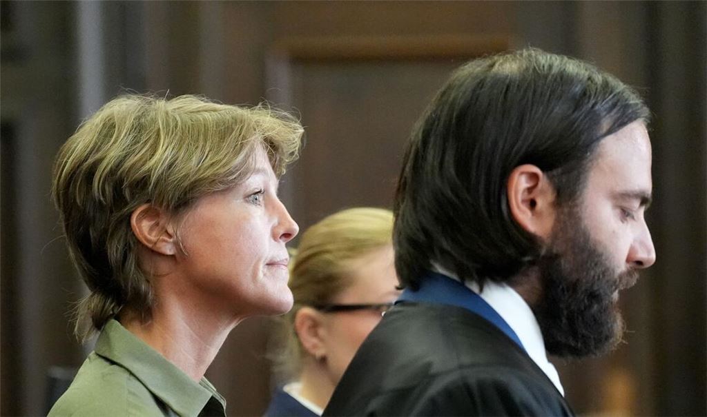 Christina Block neben ihren Verteidigern Paula Wlodarek und Ingo Bott im Gerichtssaal.