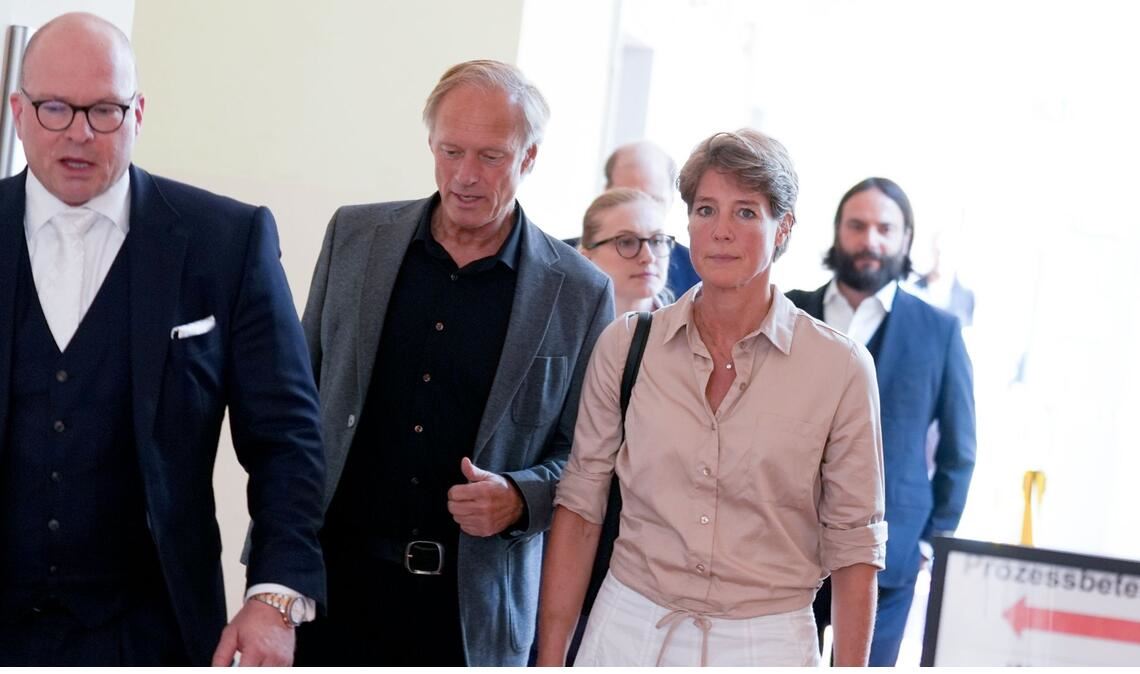 Christina Block (rechts)  mit ihrem Lebensgefährten Gerdhard Delling im Justizgebäude in Hamburg.