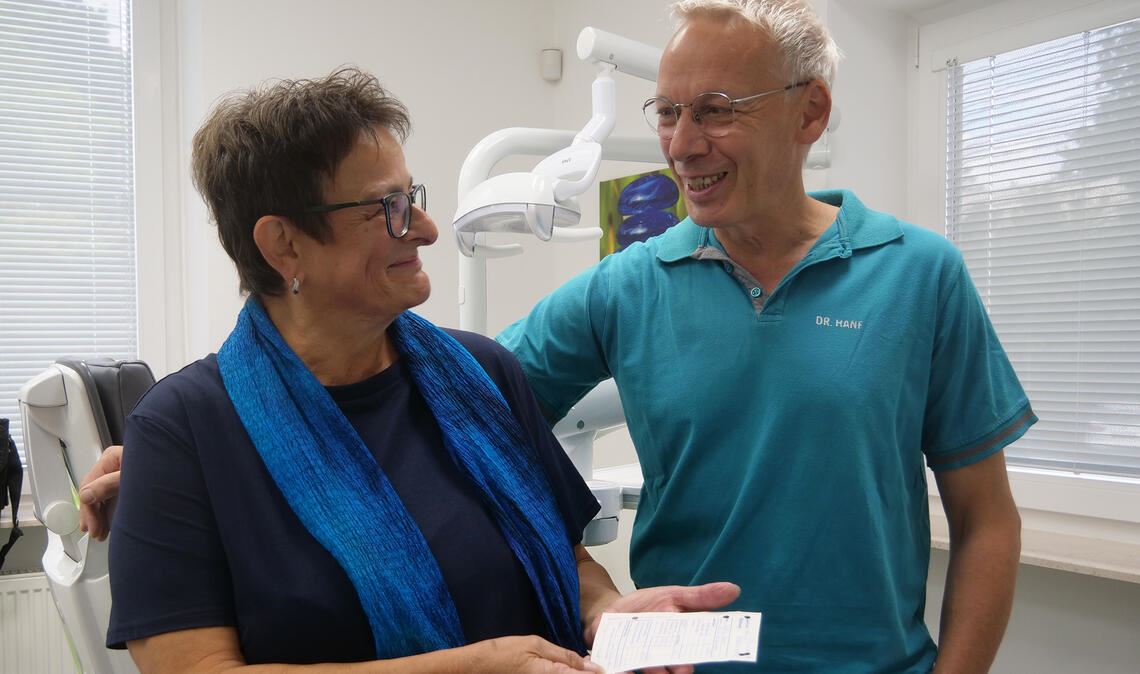 50 Jahre im Dienst: „Ich bin für die Patienten da“ Christina Brandenburger wird bis heute von ihrem Chef Dr. Jens Hanf geschätzt. Seit 50 Jahren arbeitet sie in der Praxis. Foto: Friedrich