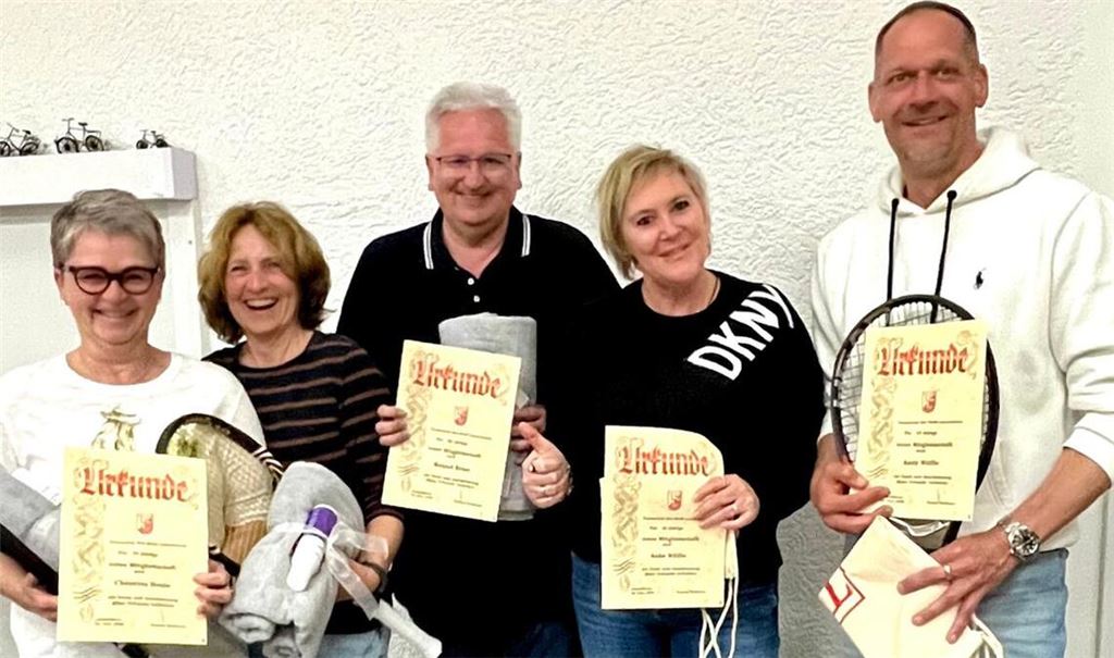 Christina Henle (50 Jahre), Anette Kolb (50 Jahre), Roland Kriso (50 Jahre), Anke Wölfle (10 Jahre) und Andy Wölfle (10 Jahre/v.li.). Foto: privat