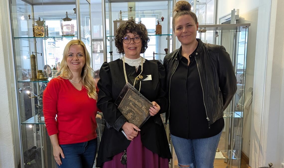 Christine Bauer im Kostüm der Jahrhundertwende mit Museumsgästen. Foto: privat