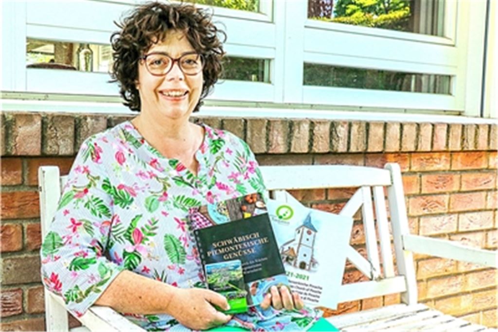 Christine Bauer präsentiert das mitten in der Pandemie fertiggestellte schwäbisch-piemontesische Kochbuch, das als Wendebuch zweisprachig verfasst ist und Rezepte aus den Küchen beider Regionen vereint. Es ist in Zusammenarbeit mit dem Wiernsheim in einer Partnerschaft eng verbundenen Pinasca und seinen Menschen entstanden. Foto: Wewoda
