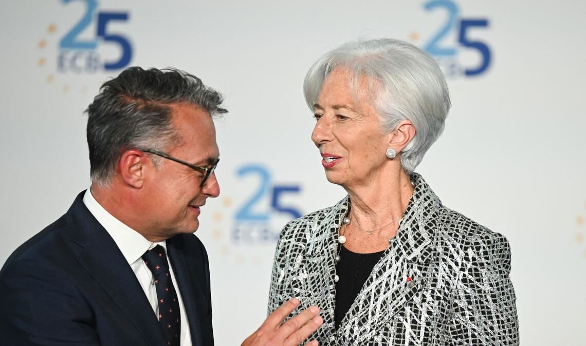 Christine Lagarde, Präsidentin der Europäischen Zentralbank (EZB), begrüßt beim Festakt anlässlich des 25-jährigen Bestehens der Europäischen Zentralbank Joachim Nagel, Präsident der Deutschen Bundesbank.