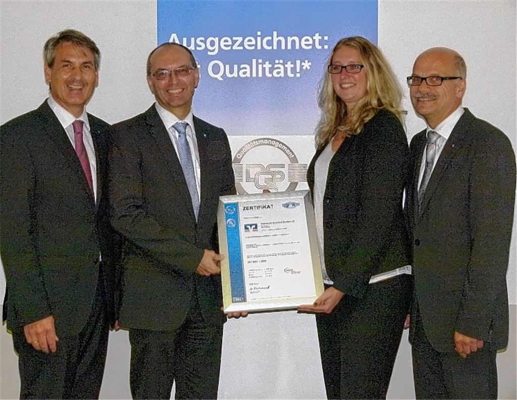 Christine Rheinberger überreicht das Zertifikat an die Vorstandsmitglieder der Volksbank Bruchsal Bretten Roland Schäfer, Volker Gaa und Gerhard Rübenacker (v. li.). Foto: privat